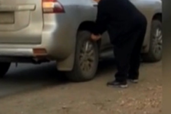 Фотография к новости: Экс-аким района проткнул ножом колеса чужой машины в Кокшетау