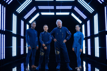 Фотография к новости: Ричард Брэнсон представил костюмы для космических туристов