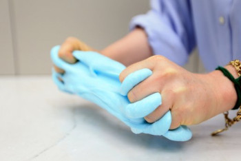 Фотография к новости: Учитель потребовала штраф за принесенный в школу слайм в Нур-Султане