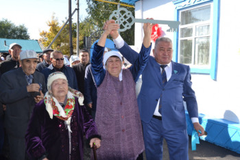 Фотография к новости: Нуротановцы в рамках проекта "Бақытты отбасы" подарили дом многодетной семье в Жетысу 	