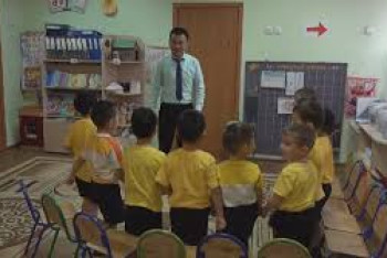 Фотография к новости: Ему всего 32, а у него 80 детей. Мужчина-воспитатель работает в детсаду Петропавловска 