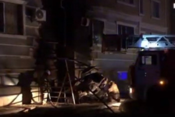 Фотография к новости: Lexus врезался в жилой дом и загорелся в Актау 