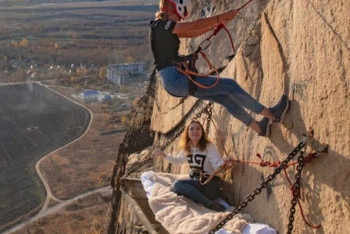 Фотография к новости: Кровать над пропастью появилась в горах Усть-Каменогорска
