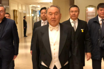 Фотография к новости: Нурсултан Назарбаев во фраке принимает участие в церемонии интронизации императора Японии