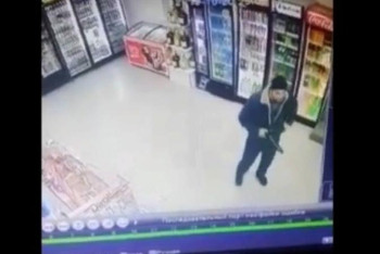 Фотография к новости: Вооруженное ограбление магазина в Караганде попало на камеру