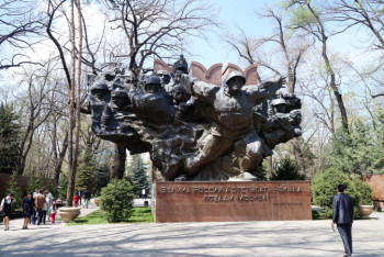 Фотография к новости: Информационная табличка в парке 28-ми панфиловцев возмутила алматинцев