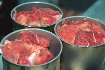 Фотография к новости: ДНК свиньи нашли в говяжьих консервах