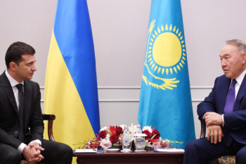 Фотография к новости: Назарбаев встретился с Зеленским