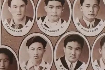 Фотография к новости: Школьное фото Назарбаева и отца Байбека появилось в сети 