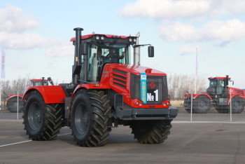 Фотография к новости: Аскар Мамин испытал легендарный трактор "Кировец" казахстанского производства