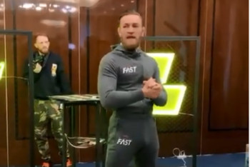 Фотография к новости: В Макгрегора кинули бутылкой на встрече с блогерами в Москве