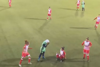 Фотография к новости: Хиджаб слетел с футболистки во время матча в Иордании