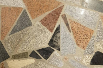 Фотография к новости: Пол с лицами умерших в ТД Усть-Каменогорска: подрядчики объяснили ситуацию