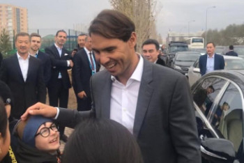 Фотография к новости: Простоявший час на холоде школьник из Нур-Султана завоевал внимание Надаля