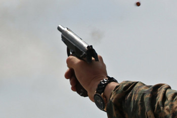 Фотография к новости: Подозреваемый в массовом убийстве сослуживцев в России солдат в школе был неконфликтным 