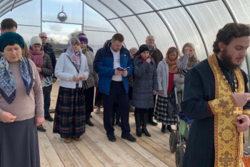 Фотография к новости: Когда долго строят храм: жители Вологды приспособили для молитв теплицу