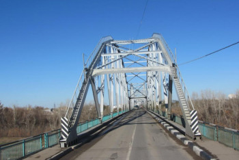 Фотография к новости: Полицейский прыгнул с моста за девушкой в Уральске