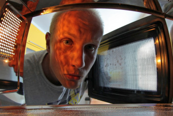 Фотография к новости: Безопасно ли стоять перед микроволновкой во время подогрева пищи