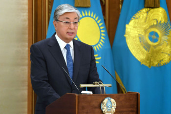 Фотография к новости: Токаев наградил погибшего в ДТП инспектора "Охотзоопром" орденом "Айбын"