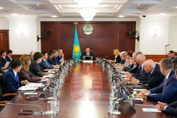 Фотография к новости: "Создание постоянных рабочих мест должно оставаться приоритетом акиматов и министерств" - Мамин