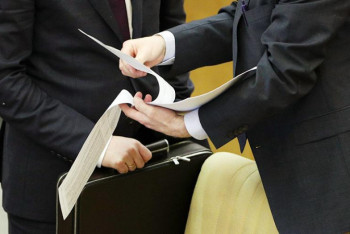 Фотография к новости: Короткие носки оказались под запретом для казахстанских госслужащих