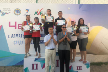 Фотография к новости: Вторую победу в сезоне на турнире по пляжному волейболу среди студентов Алматы одержала команда ЖенНПУ
