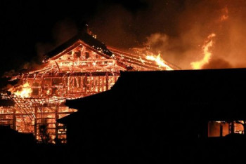 Фотография к новости: Уникальный древний замок Сюри сгорел в Японии