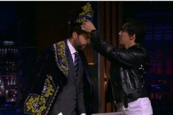 Фотография к новости: Димаш Кудайберген надел чапан на Ивана Урганта