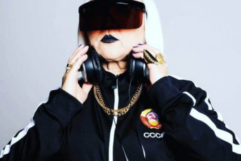 Фотография к новости: #поканесдохла: Бабушка-диджей с Арбата завоевывает клубный танцпол