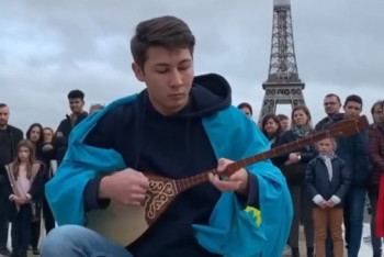 Фотография к новости: Казахстанец собрал аншлаг игрой на домбре перед Эйфелевой башней 