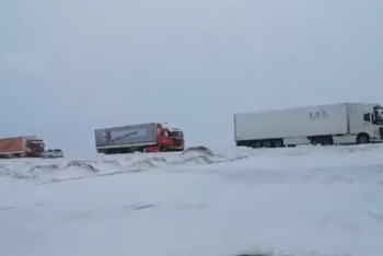 Фотография к новости: Автомобильный затор из-за снега образовался на трассе в Мангистау