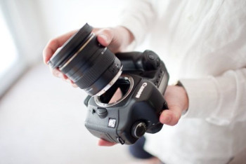 Фотография к новости: У Canon появился объектив, который всасывает воздух и удаляет пыль