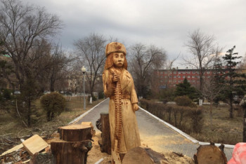 Фотография к новости: "Баба-Яга или домовенок Кузя?": скульптура Маншук Маметовой шокировала семейчан