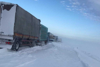 Фотография к новости: Около 200 авто вызволяют из снежного плена в Актюбинской области 