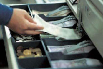 Фотография к новости:  Кассирши заставили вора снять трусы в Алматинской области