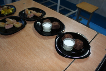 Фотография к новости: "Цыпленок в маринаде с мёдом и клюквой": зеки Павлодара постигают поварское искусство