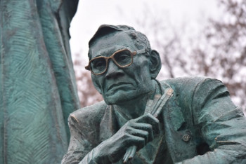 Фотография к новости: Памятник художнику-казаху Амангельды Шакенову установили в Омске 