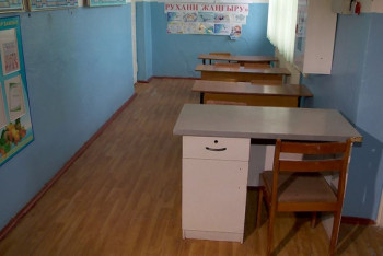 Фотография к новости: Школа в четыре комнаты. Дети учатся в коридоре в селе Алматинской области 