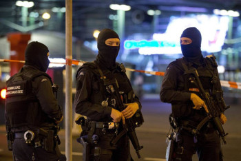 Фотография к новости: СМИ: В аэропорту Амстердама объявлена ЧС из-за попытки угона самолета