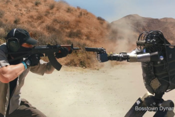 Фотография к новости: Суперсолдат-робот спасает своего "собрата" и убегает от хозяев - новое видео становится популярным в сети