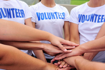 Фотография к новости: Волонтеры помогают малообеспеченным семьям в Алматы