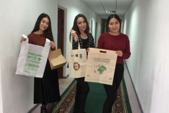 Фотография к новости: Экологи Усть-Каменогорска будут ходить на работу с бумажными пакетами