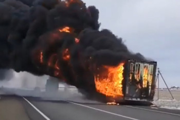 Фотография к новости: Сгорел прицеп автофуры на трассе в Акмолинской области