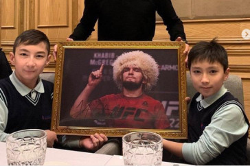 Фотография к новости: Хабиб подарил свой портрет казахстанскому "Нику Вуйчичу" Али Турганбекову