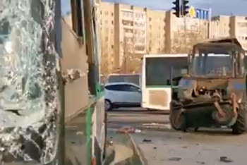 Фотография к новости: Трактор и автобус с пассажирами столкнулись в Нур-Султане