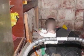 Фотография к новости: Суд ограничил мать девочки-маугли в родительских правах в Караганде