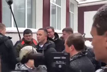 Фотография к новости: Пенсионерка встала на колени перед Медведевым из-за трехлетнего отсутствия в доме горячей воды