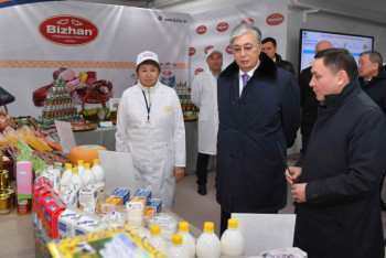 Фотография к новости: Токаев посетил мясоперерабатывающий завод "Бижан"