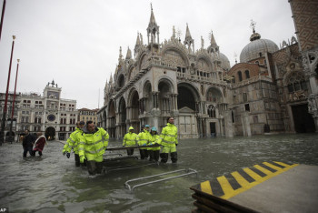 Фотография к новости: Туристы в Венеции начали спасаться от наводнения на верхних этажах отелей