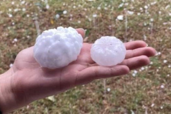 Фотография к новости: Град с куриное яйцо обрушился на Австралию